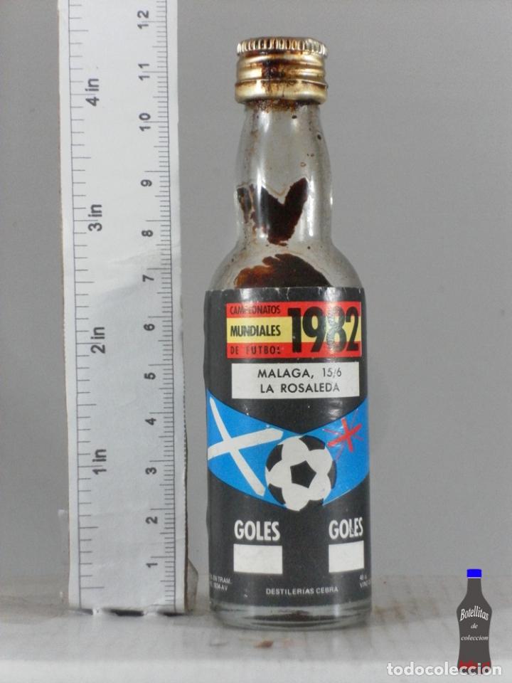 Coleccionismo de vinos y licores: BOTELLITA BOTELLIN CAMPEONATO MUNDIAL DE FUTBOL 1982 MALAGA 15/6 DESTILERIAS CEBRA