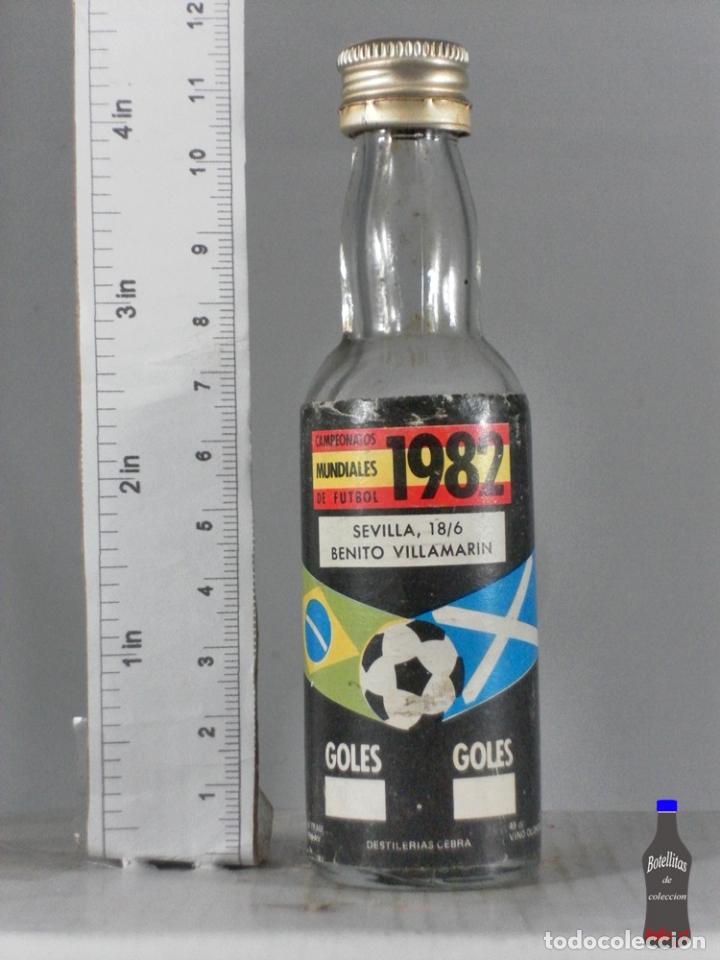 Coleccionismo de vinos y licores: BOTELLITA BOTELLIN CAMPEONATO MUNDIAL DE FUTBOL 1982 SEVILLA 18/6 BENITO VILLAM DESTILERIAS CEBRA