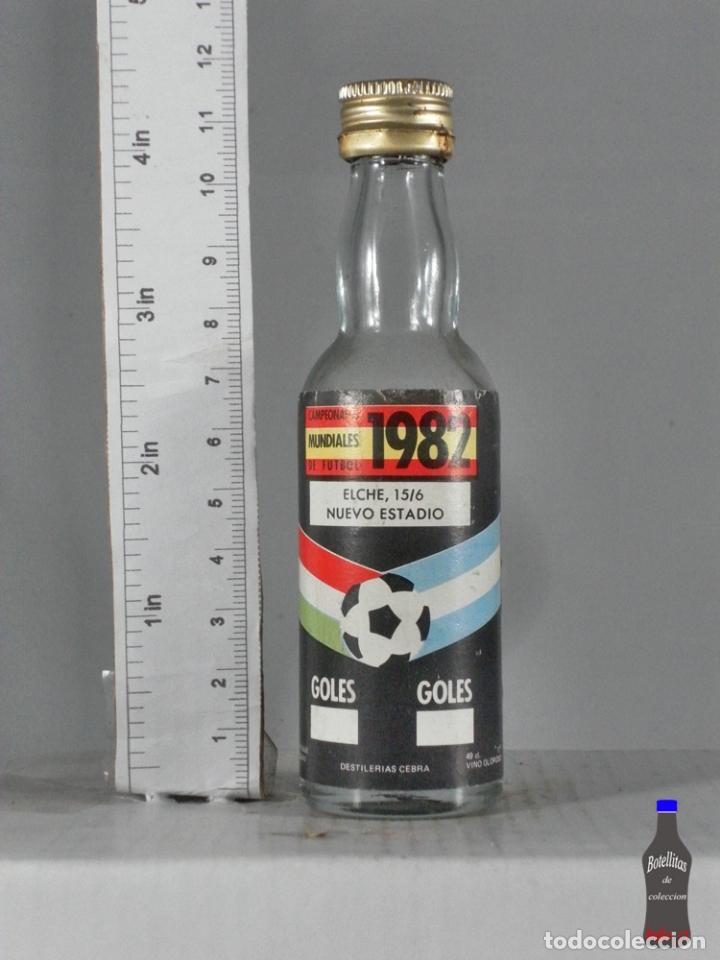 Coleccionismo de vinos y licores: BOTELLITA BOTELLIN CAMPEONATO MUNDIAL DE FUTBOL 1982 ELCHE 15/6 DESTILERIAS CEBRA