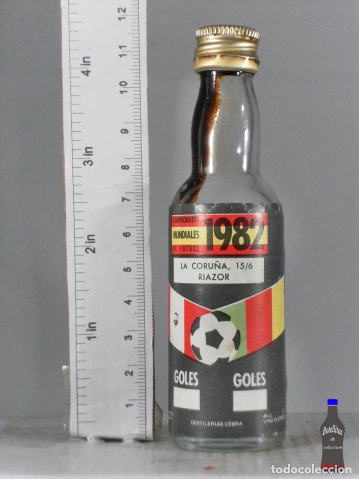 Coleccionismo de vinos y licores: BOTELLITA BOTELLIN CAMPEONATO MUNDIAL DE FUTBOL 1982 LA CORU&Ntilde;A 15/6 DESTILERIAS CEBRA