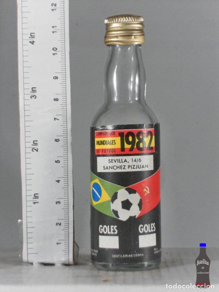 Coleccionismo de vinos y licores: BOTELLITA BOTELLIN CAMPEONATO MUNDIAL DE FUTBOL 1982 SEVILLA 14/6 DESTILERIAS CEBRA