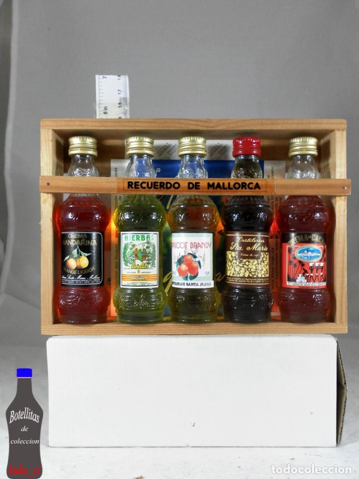 Sammlung von Weinen und Lik&ouml;ren: BOTELLITA BOTELLIN 5 BOTELLINES DESTILERIAS SANTA MARIA RECUERDO DE MALLORCA EN CAJA
