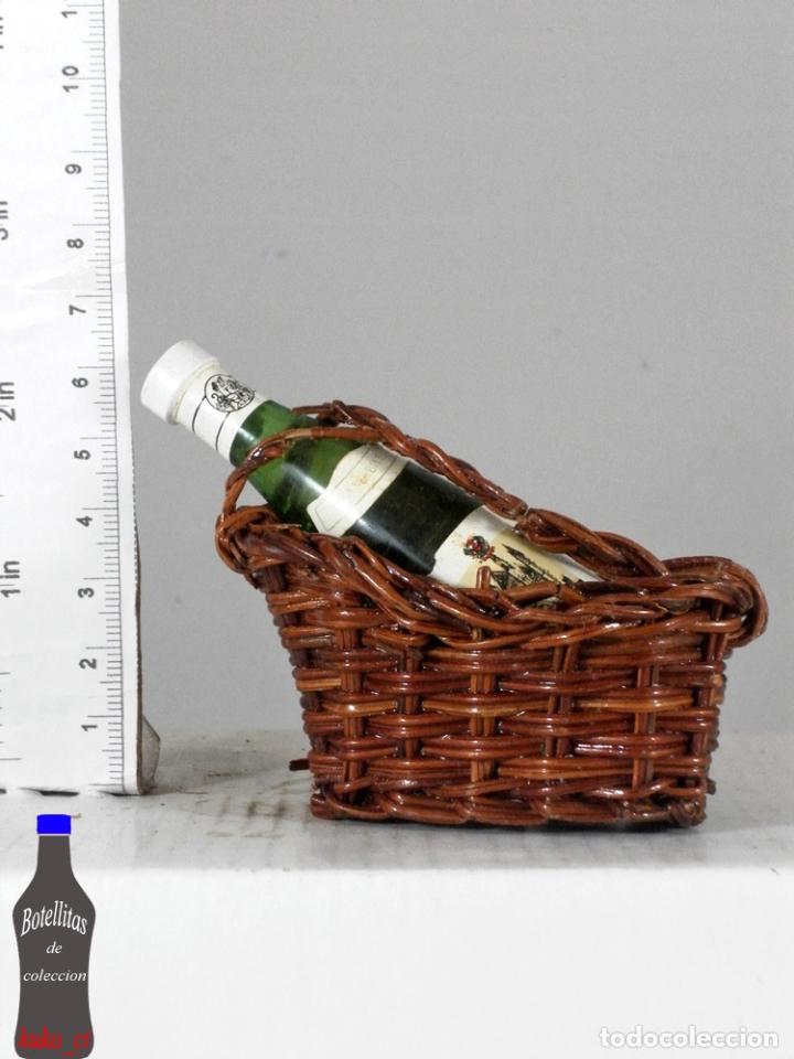 Sammlung von Weinen und Lik&ouml;ren: BOTELLITA BOTELLIN VINO CON CESTITA MINIATURA