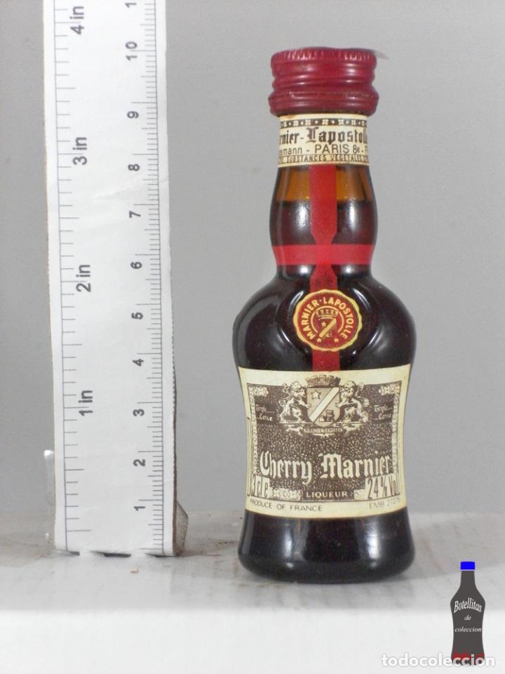 Sammlung von Weinen und Lik&ouml;ren: BOTELLITA BOTELLIN CHERRY MARNIER LAPOSTELE FRANCE