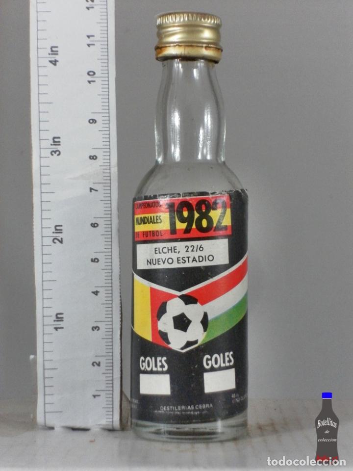 Coleccionismo de vinos y licores: BOTELLITA BOTELLIN CAMPEONATO MUNDIAL DE FUTBOL 1982 ELCHE 22/6 DESTILERIAS CEBRA