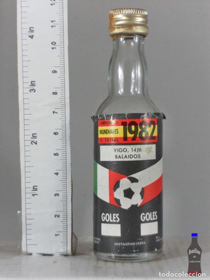 Coleccionismo de vinos y licores: BOTELLITA BOTELLIN CAMPEONATO MUNDIAL DE FUTBOL 1982 BALAIDOS 14/6 DESTILERIAS CEBRA