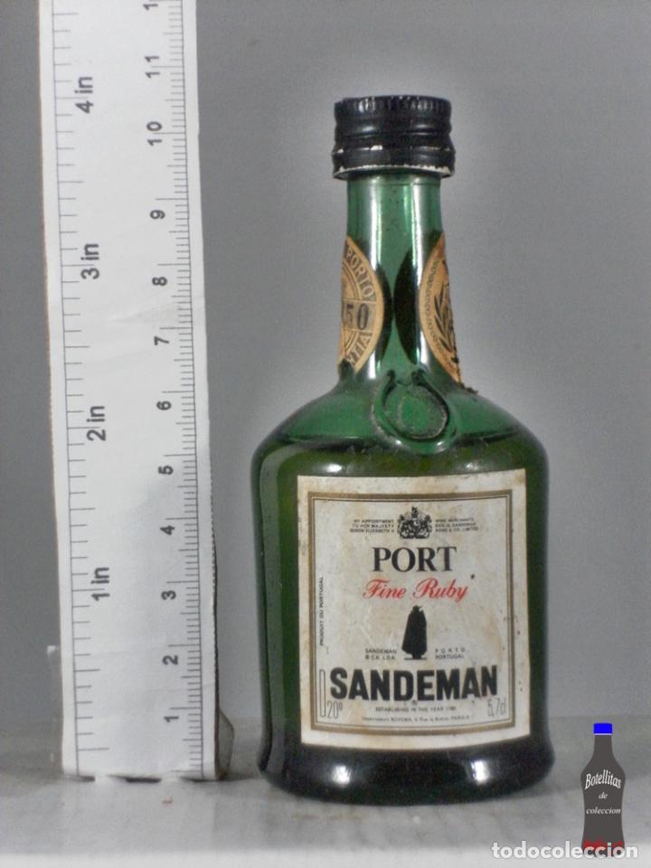 Sammlung von Weinen und Lik&ouml;ren: BOTELLITA BOTELLIN PORT FINE RUBY SANDEMAN PORTO DISTRIBUIDOR PARIS