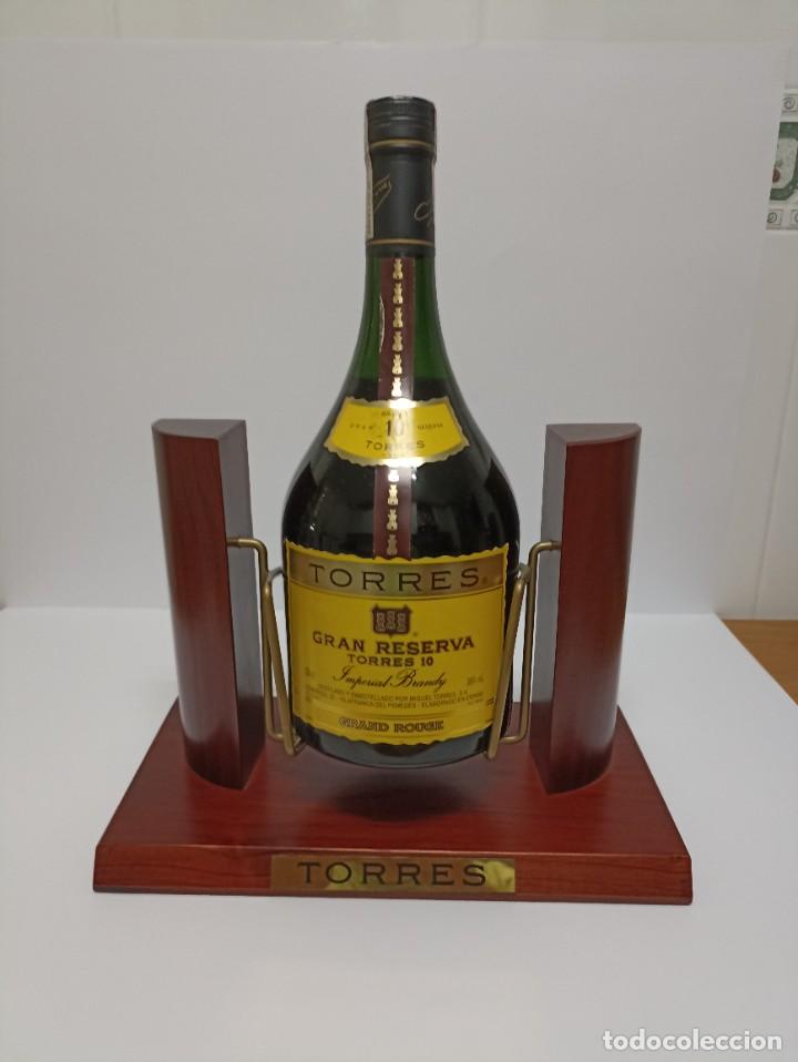 Coleccionismo de vinos y licores: BOTELLA 1,5 LITROS BRANDY TORRES 10 + EXPOSITOR