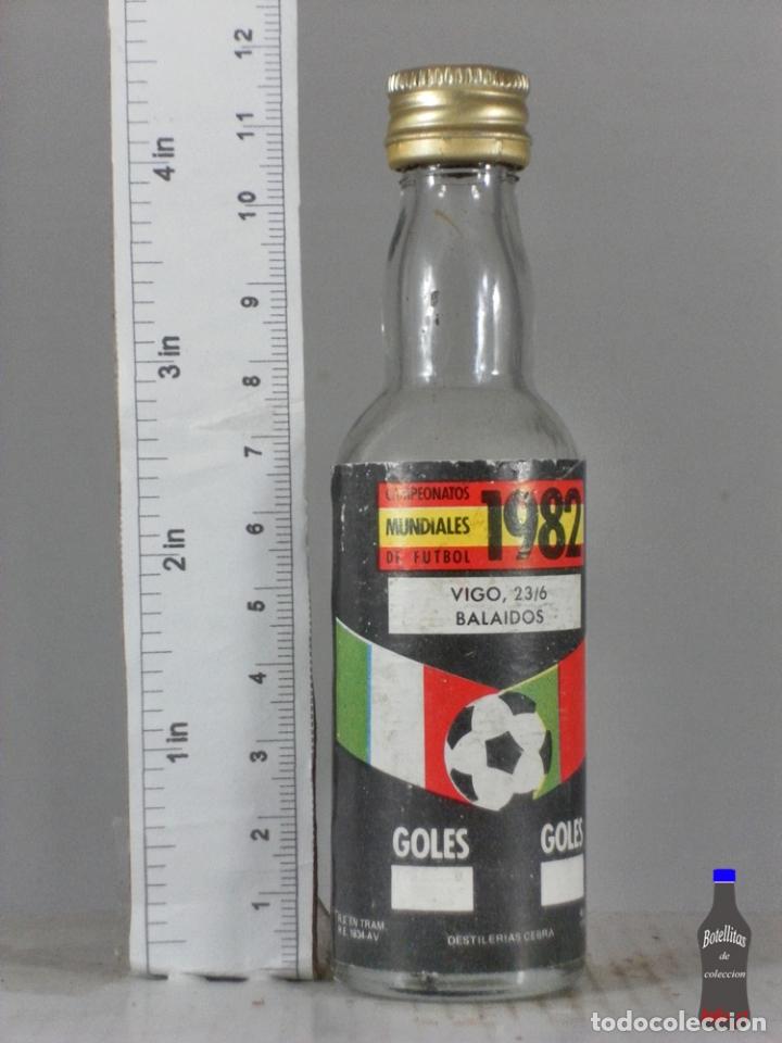 Coleccionismo de vinos y licores: BOTELLITA BOTELLIN CAMPEONATO MUNDIAL DE FUTBOL 1982 BALAIDOS 23/6 DESTILERIAS CEBRA
