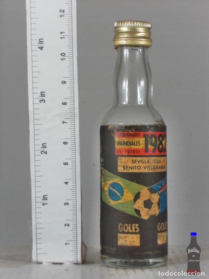 Coleccionismo de vinos y licores: BOTELLITA BOTELLIN CAMPEONATO MUNDIAL DE FUTBOL 1982 SEVILLA 23/6 BENITO VILLAM DESTILERIAS CEBRA