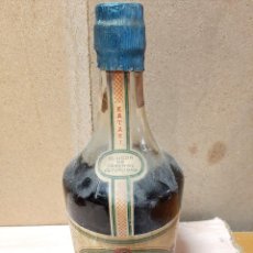 Colecionismo de vinhos e licores: ANTIGUA BOTELLA BRANDY COÑAC KATAKI BEBIDA ESTOMACAL VILLENA ( ALICANTE ) LLENA SIN ABRIR.. Lote 363298135