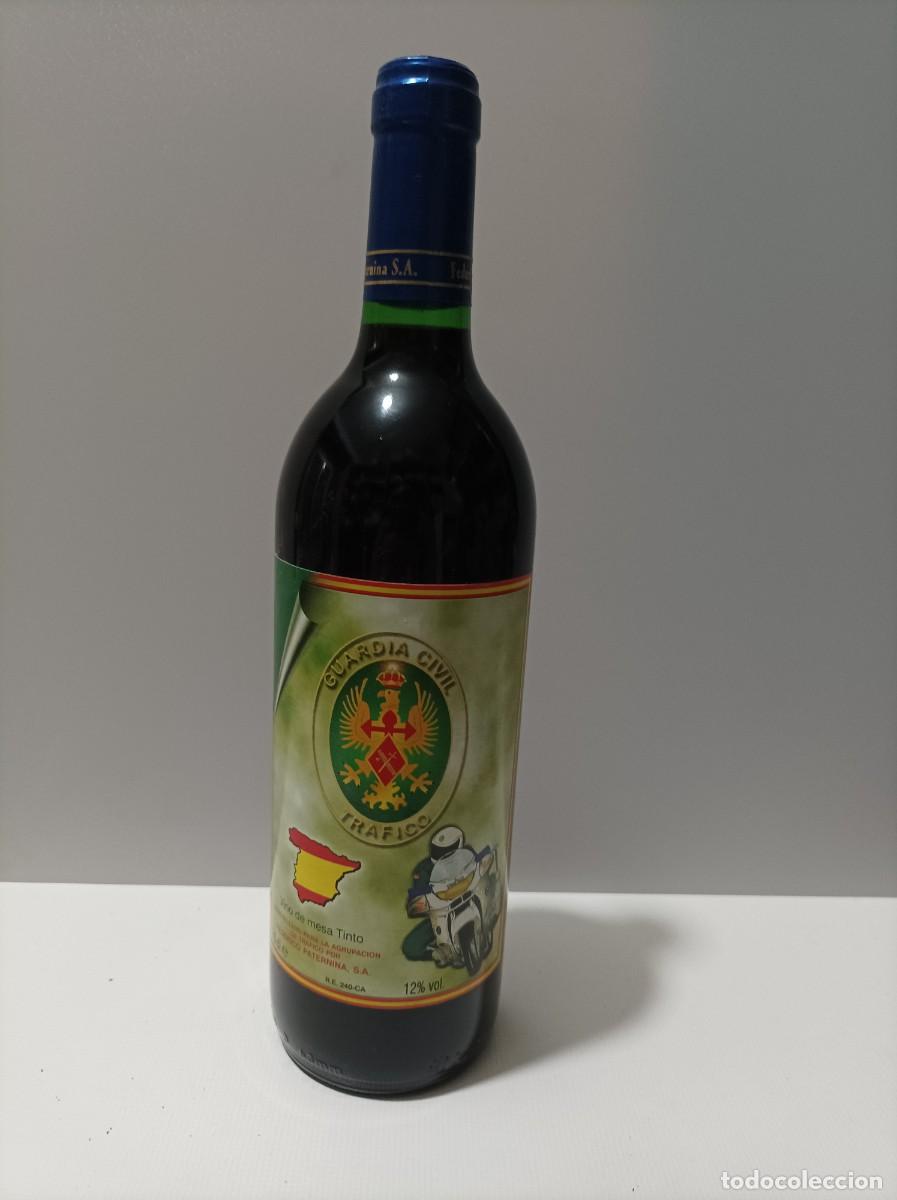 Coleccionismo de vinos y licores: BOTELLA DE VINO. ETIQUETA DE LA GUARDIA CIVIL DE TR&Aacute;FICO. 75 cl.
