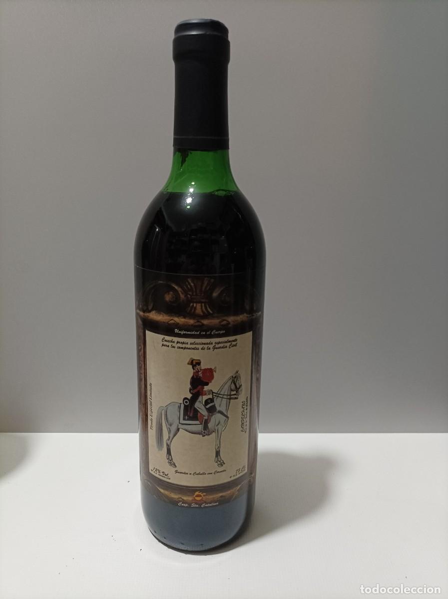 Coleccionismo de vinos y licores: BOTELLA DE VINO. ETIQUETA DE LA GUARDIA CIVIL - UNIFORMIDAD EN EL CUERPO. 75 cl.