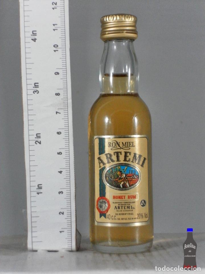 Sammlung von Weinen und Lik&ouml;ren: BOTELLITA BOTELLIN RON MIEL HONEY RUM DESTILERIAS ARTEMI ISLAS CANARIAS