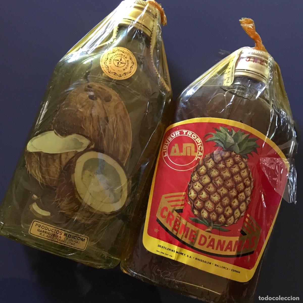 Coleccionismo de vinos y licores: Lote 2 licores destiler&iacute;as Morey y Garriguella, botellas coco y pi&ntilde;a, precinto 2 pts.
