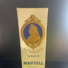 Coleccionismo de vinos y licores: ANTIGUA BOTELLA BRANDY COÑAC (COGNAC) MARTELL MÉDAILLON CON CAJ. Lote 366240486