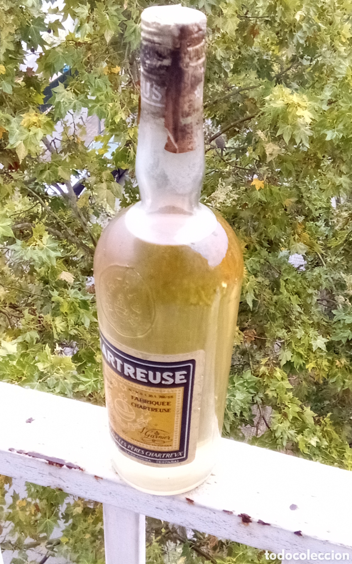 Coleccionismo de vinos y licores: Antigua botella de Chartreuse etiqueta amarilla y tap&oacute;n rojo. ENVIO CERTIFICADO GRATIS
