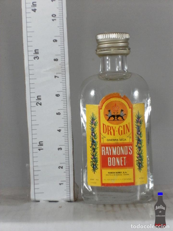 Coleccionismo de vinos y licores: BOTELLITA BOTELLIN GINEBRA DRY GIN RAYMOND&acute;S BONET RAMON BONET SANT FELIU DE GUIXOLS