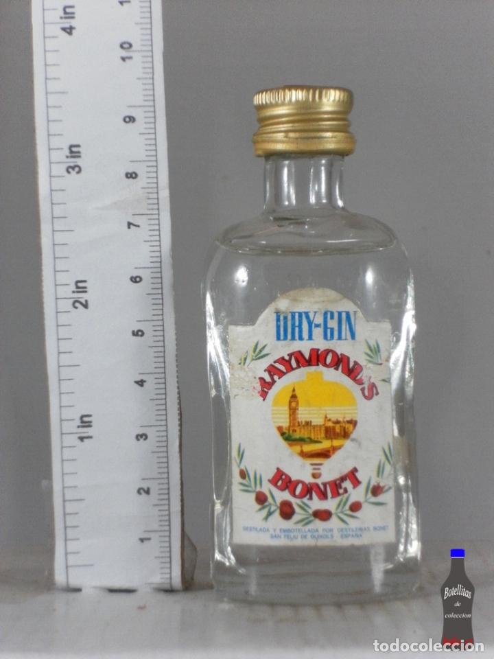 Coleccionismo de vinos y licores: BOTELLITA BOTELLIN GINEBRA DRY GIN RAYMOND&acute;S BONET RAMON BONET SANT FELIU DE GUIXOLS