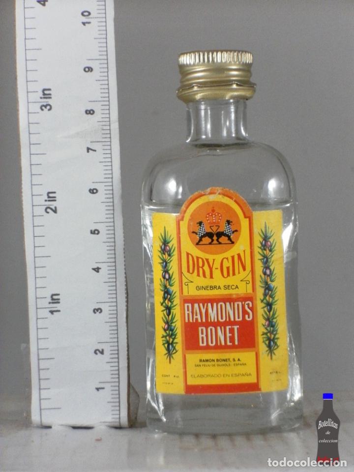 Coleccionismo de vinos y licores: BOTELLITA BOTELLIN GINEBRA DRY GIN RAYMOND&acute;S BONET RAMON BONET SANT FELIU DE GUIXOLS