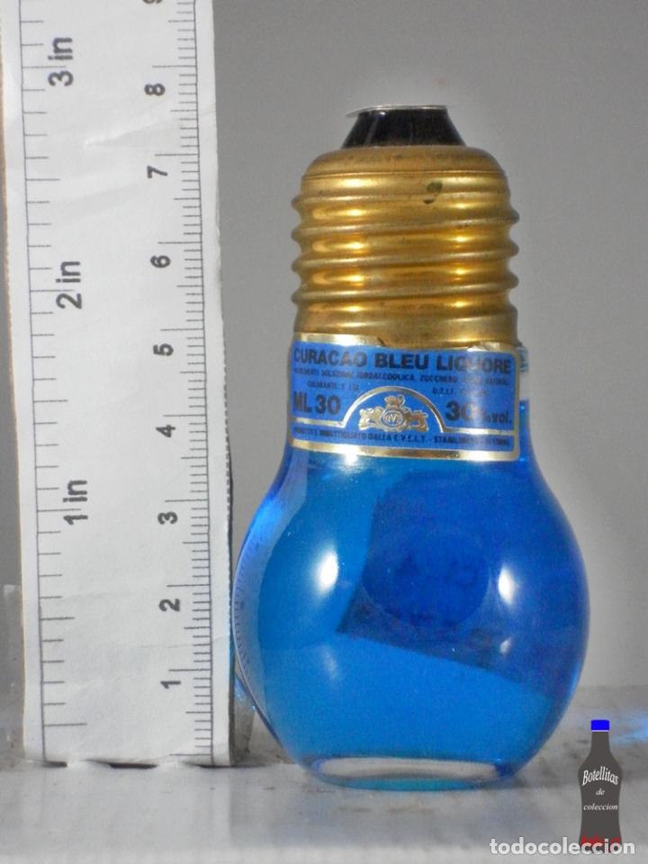 Coleccionismo de vinos y licores: BOTELLITA BOTELLIN CURACAO BLEU LIQUORE ITALIA EVELT FORMA BOMBILLA