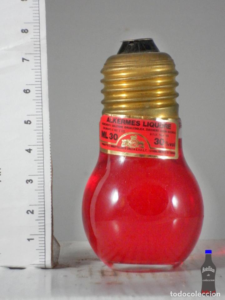 Coleccionismo de vinos y licores: BOTELLITA BOTELLIN ALKERMES LIQUORE ITALIA EVELT FORMA BOMBILLA