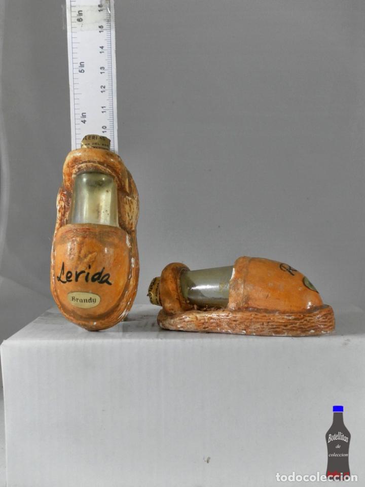 Coleccionismo de vinos y licores: BOTELLITA BOTELLIN RECUERDO DE LERIDA BRANDY ZAPATOS DESTILERIAS CAMPENY