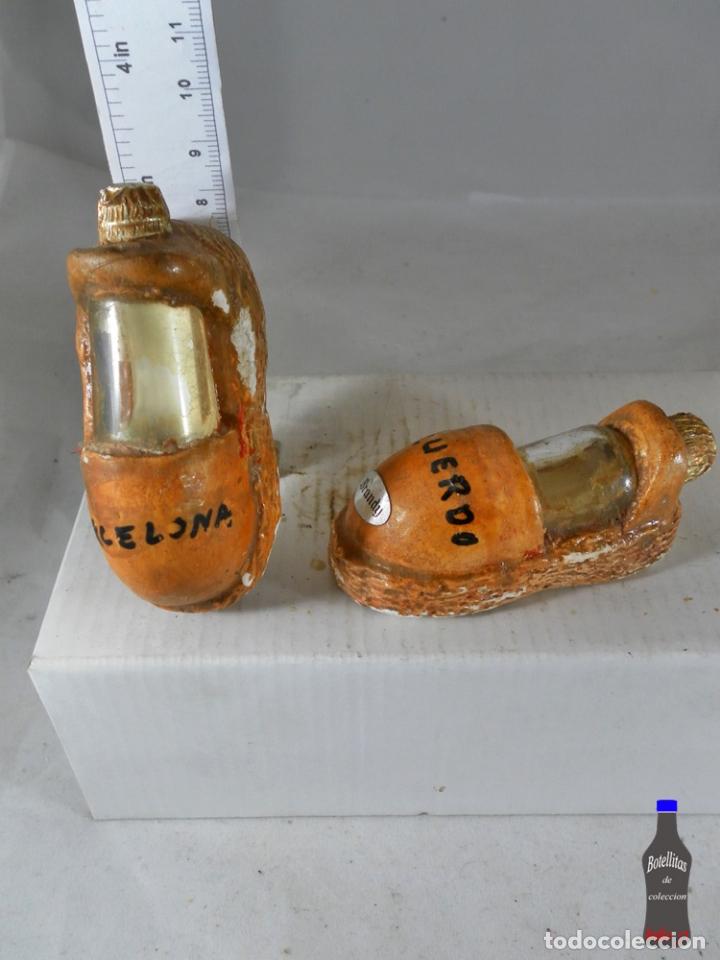 Coleccionismo de vinos y licores: BOTELLITA BOTELLIN RECUERDO DE BARCELONA BRANDY ZAPATOS DESTILERIAS CAMPENY