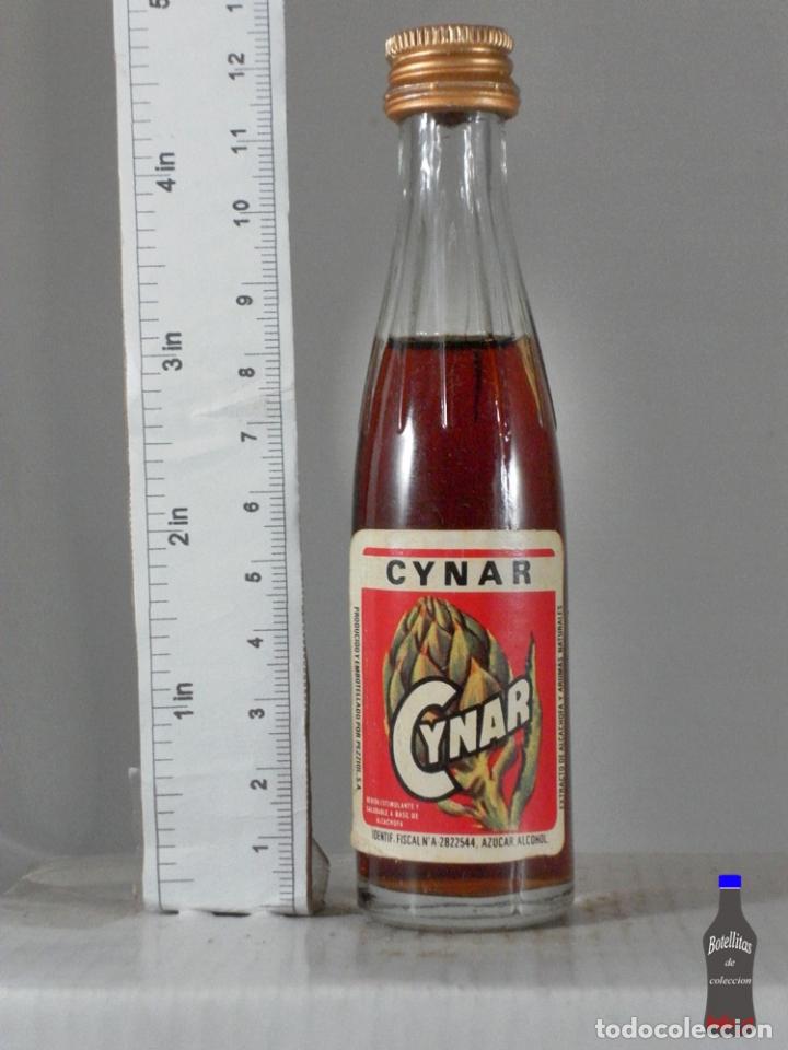 Coleccionismo de vinos y licores: BOTELLITA BOTELLIN CYNAR LICOR DE ALCACHOFA PEZZIOL S.A.