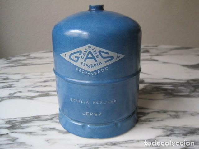 Colecionismo de vinhos e licores: BOTELLA DE JEREZ EN FORMA DE BOMBONA DE CAMPING GAS - PORCELANA - A&Ntilde;OS 60 - MUY RARA