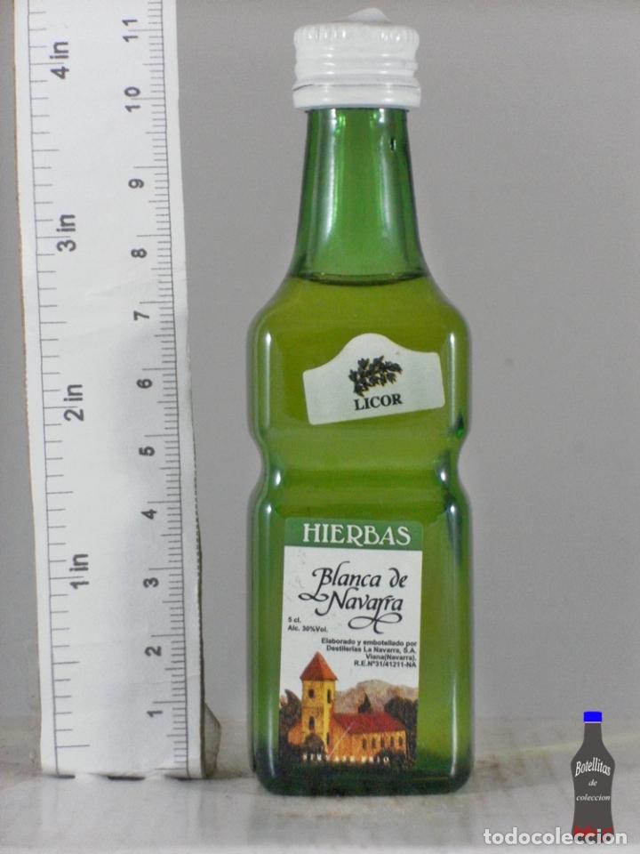 Coleccionismo de vinos y licores: BOTELLITA BOTELLIN LICOR HIERBAS BLANCA DE NAVARRA DESTILERIAS LA NAVARRA VIANA