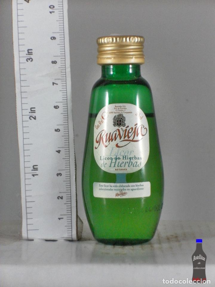 Coleccionismo de vinos y licores: BOTELLITA BOTELLIN RUAVIEJA LICOR DE HIERBAS SANTIAGO COMPOSTELA