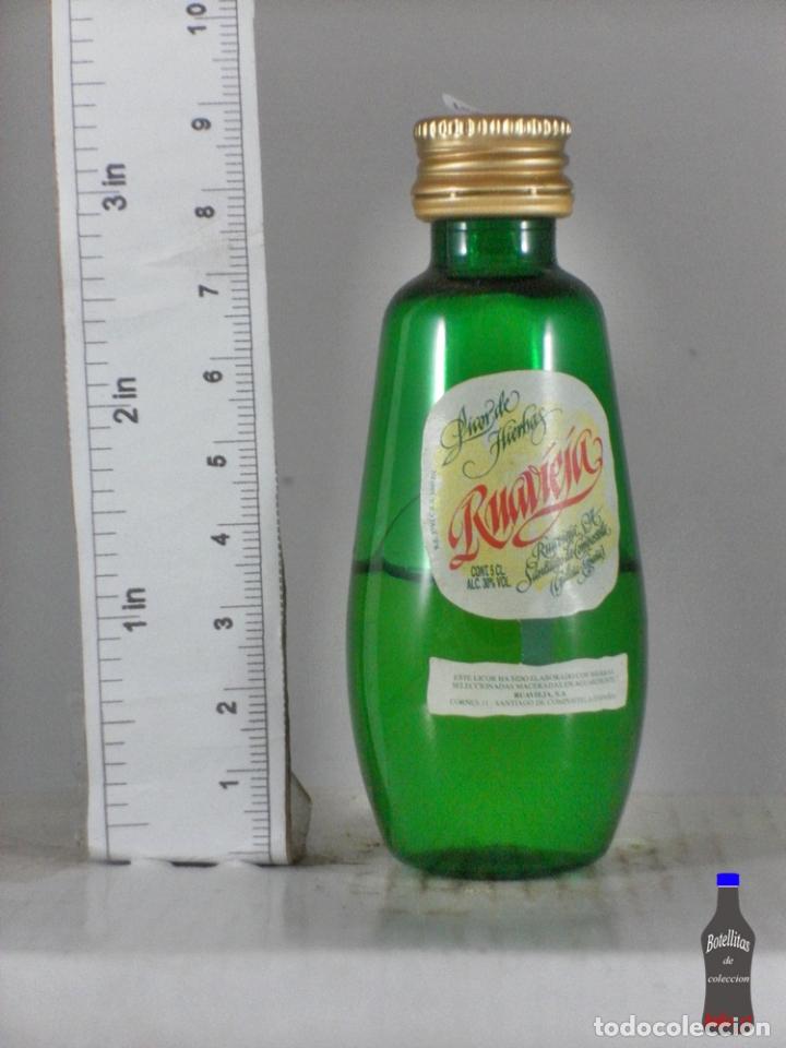 Coleccionismo de vinos y licores: BOTELLITA BOTELLIN RUAVIEJA LICOR DE HIERBAS SANTIAGO COMPOSTELA