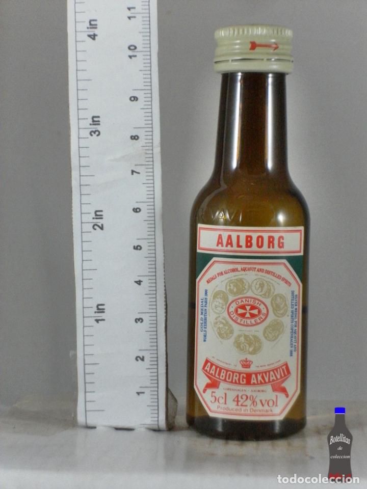 Collection of wines and liquors: BOTELLITA BOTELLIN AALBORG AKVAVIT DENMARK