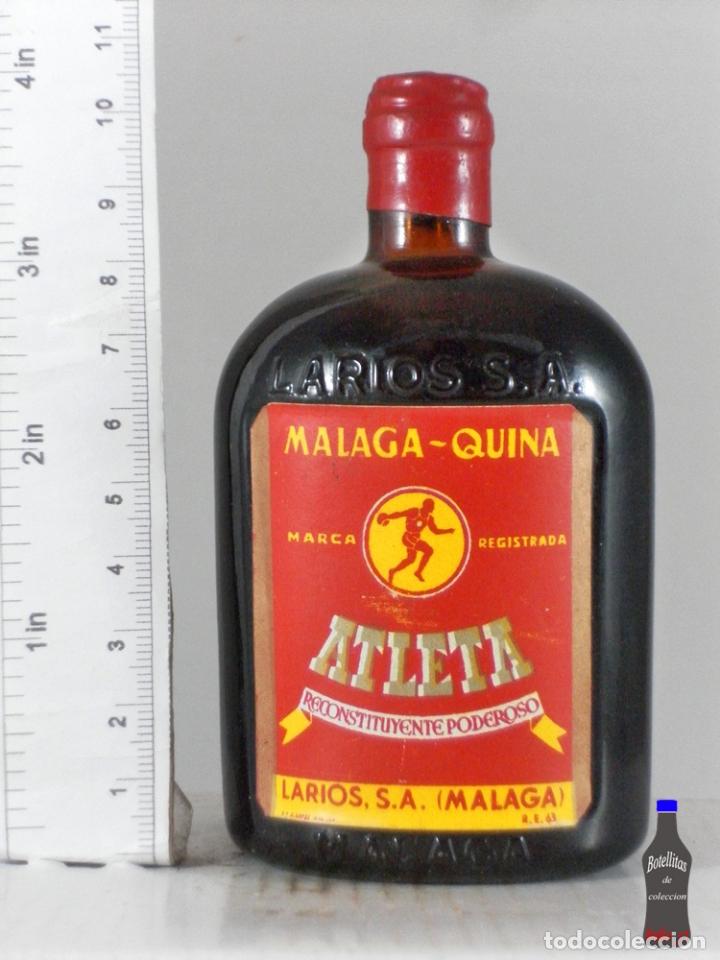 Coleccionismo de vinos y licores: BOTELLITA BOTELLIN MALAGA QUINA ATLETA LARIOS S.A. MALAGA PETACA