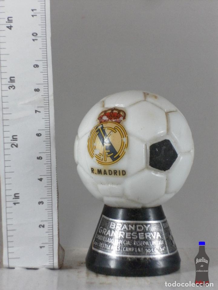 Coleccionismo de vinos y licores: BOTELLITA BOTELLIN BRANDY GRAN RESERVA BALON FUTBOL REAL MADRID DESTILERIAS CAMPENY