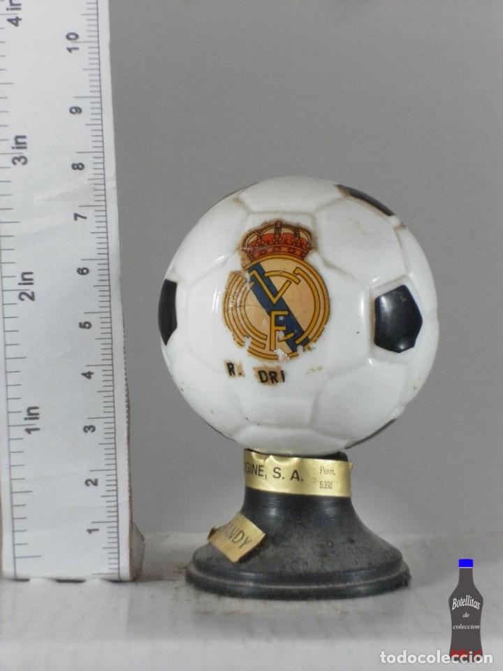 Coleccionismo de vinos y licores: BOTELLITA BOTELLIN BRANDY BALON FUTBOL REAL MADRID DESTILERIAS ROGINE