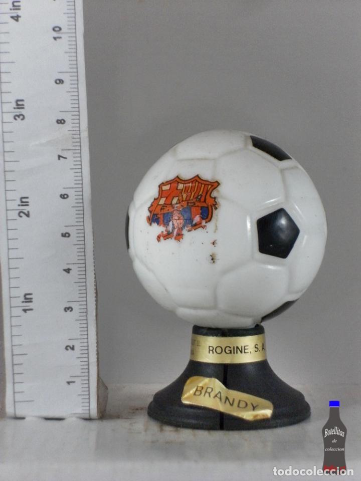 Coleccionismo de vinos y licores: BOTELLITA BOTELLIN BRANDY BALON FUTBOL BARCELONA DESTILERIAS ROGINE