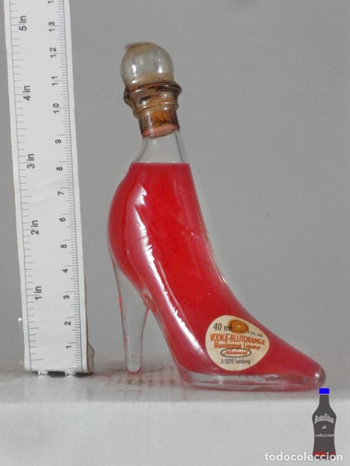 Coleccionismo de vinos y licores: BOTELLITA BOTELLIN LICOR VODKA NANNERL SALZBURG ZAPATO
