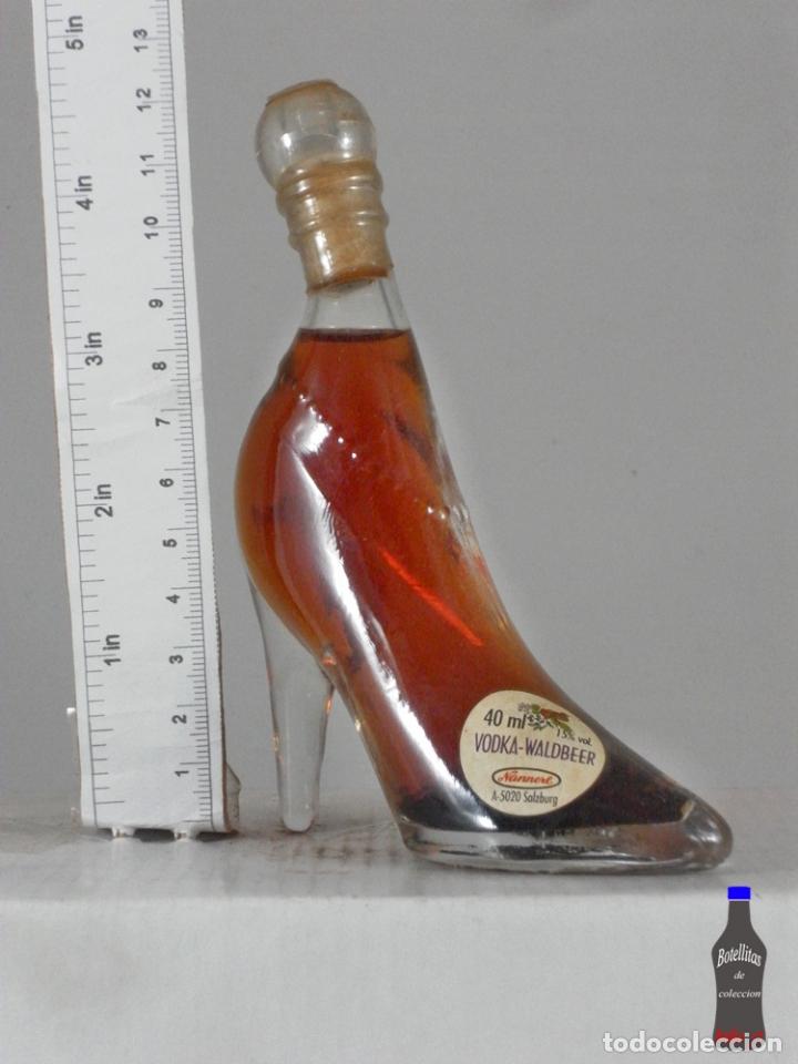 Coleccionismo de vinos y licores: BOTELLITA BOTELLIN LICOR VODKA NANNERL SALZBURG ZAPATO