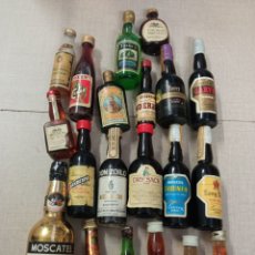 Coleccionismo de vinos y licores: LOTE 20 BOTELLAS BOTELLITAS MINIBOTELLAS ANTIGUAS DE VINOS LICORES ECT