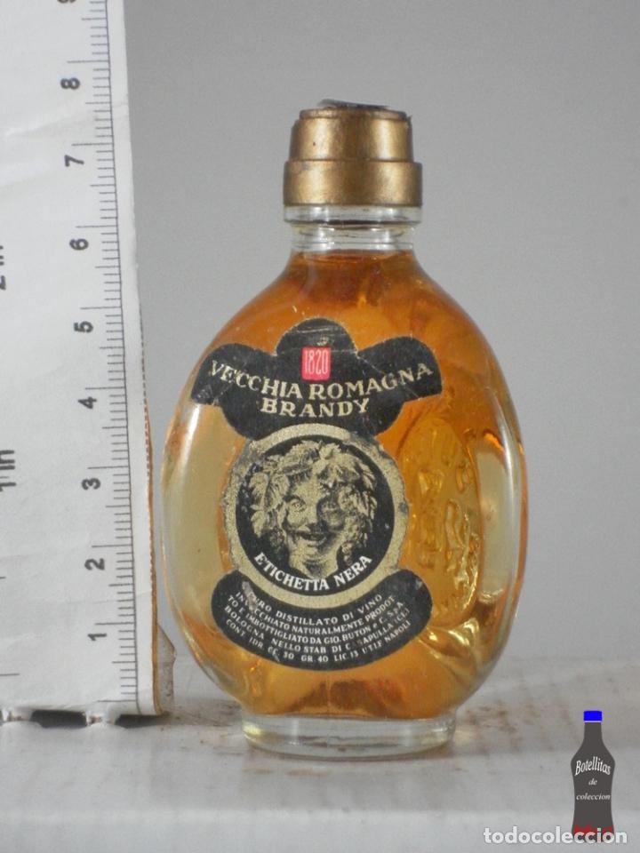 Coleccionismo de vinos y licores: BOTELLITA BOTELLIN VECCHIA ROMAGNA BRANDY ETICHETA NERA NAPOLI - Foto 1