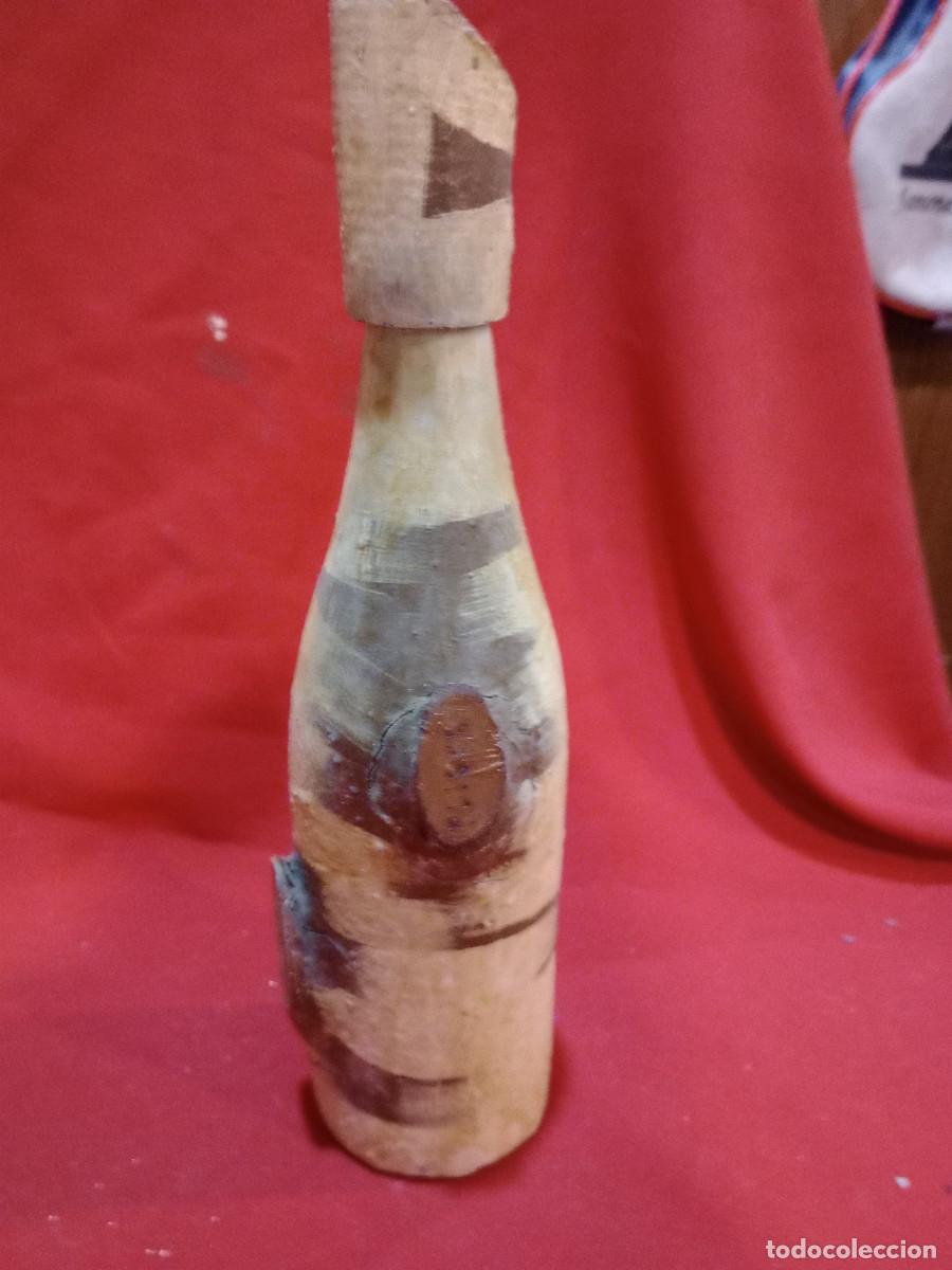 Coleccionismo de vinos y licores: botella forrada de madera - Foto 1