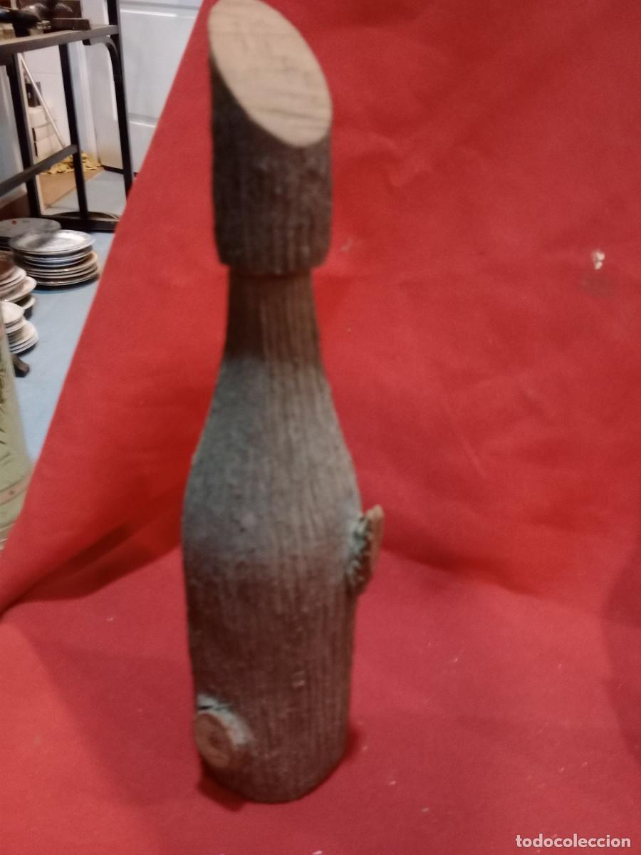 Coleccionismo de vinos y licores: botella forrada de madera - Foto 1