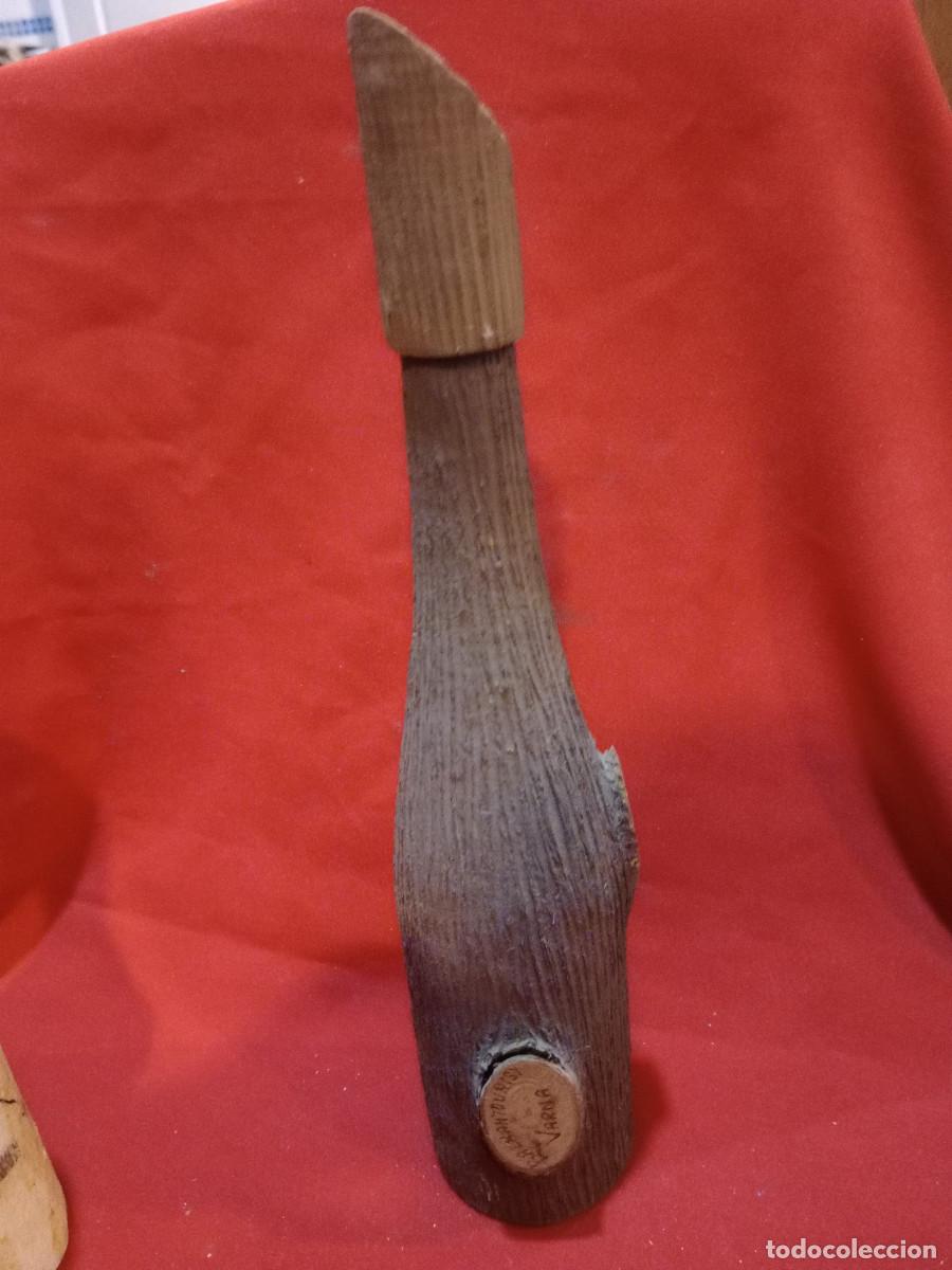 Coleccionismo de vinos y licores: botella forrada de madera - Foto 1