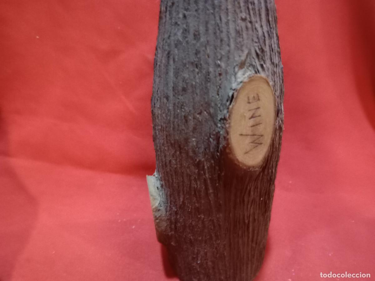 Coleccionismo de vinos y licores: botella forrada de madera - Foto 3