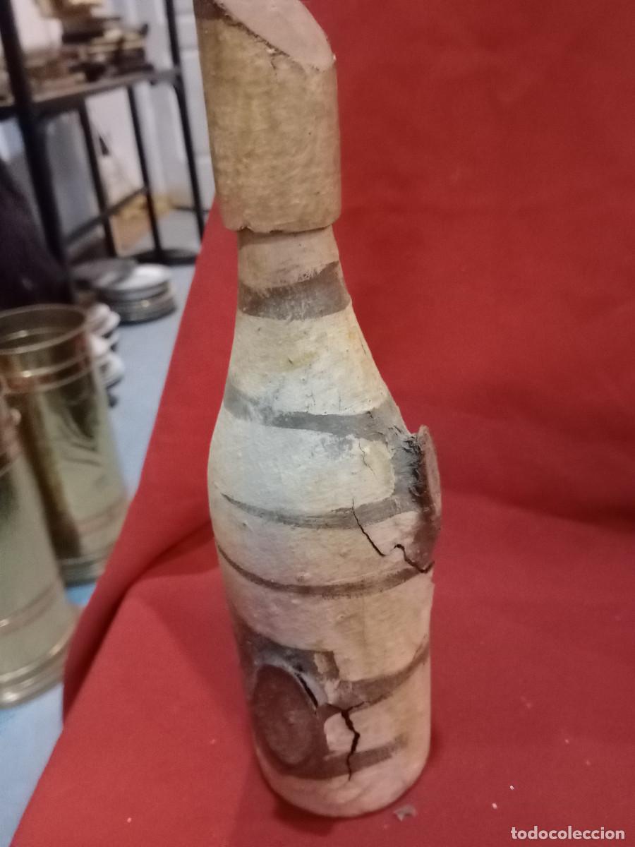 Coleccionismo de vinos y licores: botella forrada de madera - Foto 1