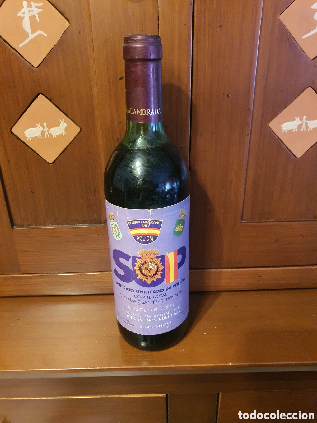 Collection of wines and liquors: botella de vino sindicato unificado policial