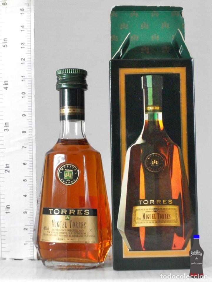 Coleccionismo de vinos y licores: BOTELLITA BOTELLIN BRANDY TORRES IMPERIAL BRANDY HORS D AGE MIGUEL TORRES VILAFRANCA + CAJA