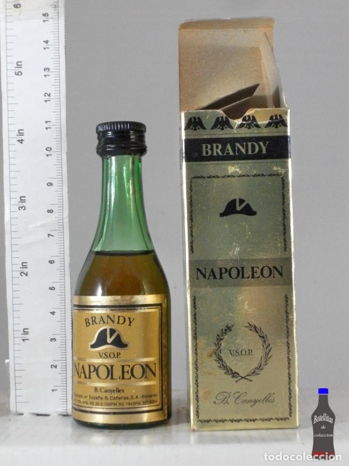 Coleccionismo de vinos y licores: BOTELLITA BOTELLIN BRANDY NAPOLEON V.S.O.P. DESTILERIAS BARTOLOME CA&Ntilde;ELLAS + CAJA